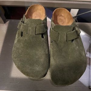 Boston Soft Footbed Suede Leather olive size 39M. EUC